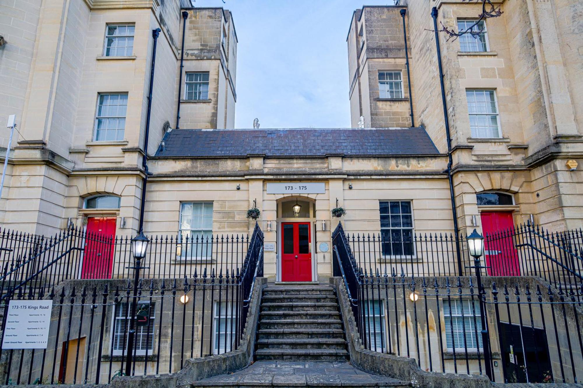 Cozy Entire Flat With Gated Parking- Contractors, Family, Groups *